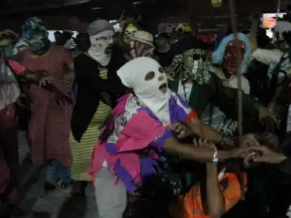 Ein wenig gruselig wirkt die Atmosph&auml;re auf den ersten Blick: das Matiya-Festival erinnert an Buddhas Weg ins Nirvana.