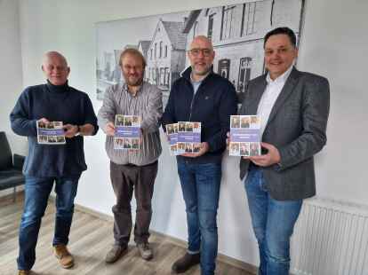 Druckfrisch pr&auml;sentierten der Huder Wirtschaftsf&ouml;rderer Roland Arndt (von links), Andreas Otte (Vorsitzender Gewerbe- und Verkehrsverein Hude), Stefan Klattenhoff (Gesch&auml;ftsf&uuml;hrer von &bdquo;Media 73&ldquo;) und B&uuml;rgermeister J&ouml;rg Skatulla im Januar den aktuellen Huder B&uuml;rgerbrief (Archivbild).