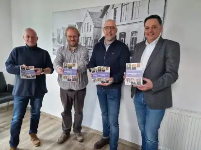 Druckfrisch pr&auml;sentierten der Huder Wirtschaftsf&ouml;rderer Roland Arndt (von links), Andreas Otte (Vorsitzender Gewerbe- und Verkehrsverein Hude), Stefan Klattenhoff (Gesch&auml;ftsf&uuml;hrer von &bdquo;Media 73&ldquo;) und B&uuml;rgermeister J&ouml;rg Skatulla im Januar den aktuellen Huder B&uuml;rgerbrief (Archivbild).