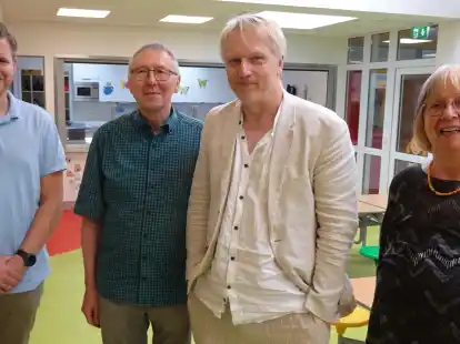 Sprachen &uuml;ber Bildungspolitik: (von links) Meene Wilts (Rektor der Grundschule J&auml;gerstra&szlig;e in Hude), Johann Strudthoff (GEW OL-Land), Stefan St&ouml;rmer (GEW-Landesvorsitzender) und Ilse Marianne Brose (GEW OL-Land).