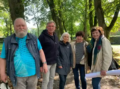 Organisieren die Stolperstein-Verlegung: Hans-Gerd Wendt, Tom Sprengelmeyer, Johanna Adickes, Edda Melles und Renate Skoruppa.