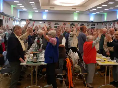 Die H&auml;nde zum Himmel: Diese &Uuml;bung klappte beim Altennachmittag zum Rodenkircher Markt schon gut.