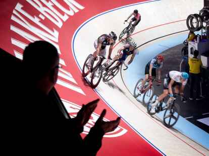 Hochgeschwindigkeits-Radsport hautnah: Beim Bremer Sechstagerennen 2020 applaudiert ein Zuschauer dem späteren Sieger Nils Politt (rechts) und anderen Fahrern in der Bremer ÖVB-Arena.