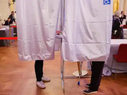 Wahlkabinen f&uuml;r die franz&ouml;sischen Senatswahlen im Pariser Rathaus.