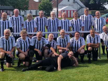 Wollen beim Turnier zeigen, was sie drauf haben: Die Kicker vom Walking-Football-Team des TuS Varel.