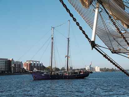 Im Gro&szlig;en Hafen starten die Traditionssegler Richtung Schleuse. Anschlie&szlig;end geht es dann auf die Regattastrecke.