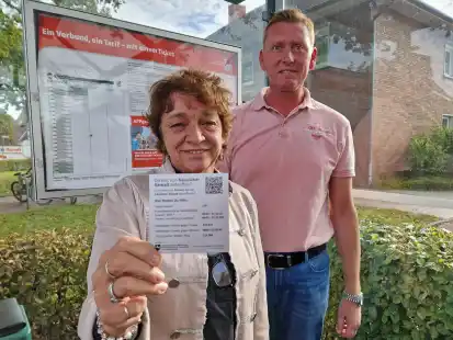 Die Gleichstellungsbeauftragte Brigitte Siebum und Erster Gemeinderat Michael Sope brachten das erste Schild an der Bushaltestelle bei der Polizeistation in Bar&szlig;el an.