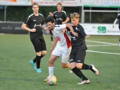 Die A-Junioren des SV Brake (in Wei&szlig;) und des 1. FC Nordenham lieferten sich ein umk&auml;mpftes Duell. Nordenham gewann knapp.