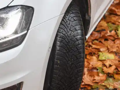Von Oktober bis Ostern auf Winterreifen: An dieser Faustregel kann man sich grob orientieren, um die Winterreifen aufziehen zu lassen.