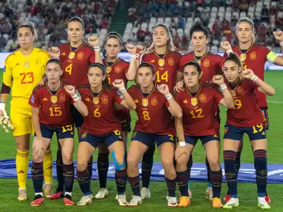 Nach dem Kuss-Skandal sendet das spanische Team mit ihren Armbinden eine starke Botschaft.