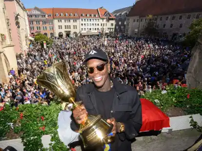 Basketball-Weltmeister Dennis Schr&ouml;der beim Empfang in Braunschweig.