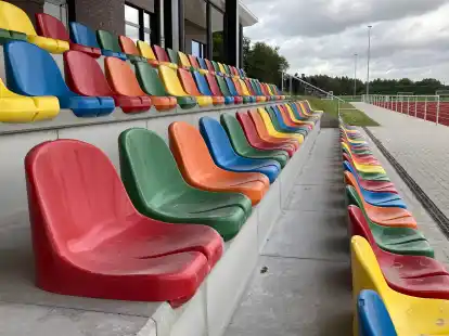 Die &uuml;berdachte Trib&uuml;ne vor dem Vereins- und Funktionsgeb&auml;ude bietet mit seinen 184 Sitzpl&auml;tzen viel Platz.