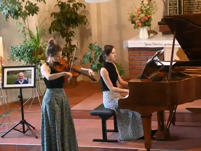 Geigerin Liv Migdal und Pianistin Egle Staskute begeisterten das Publikum in der Warflether Kirche.