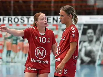 Gesprächsbedarf bei den WHV-Handballerinnen Emma Neumann (links) und Janina Lehmann nach dem 32:32-Heimremis gegen Komet Arsten.