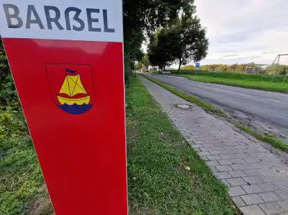 Die Deichstra&szlig;e von Bar&szlig;el bis zur Kreisgrenze soll verbreitert werden. Doch nun liegen die Planungen erstmal auf Eis.