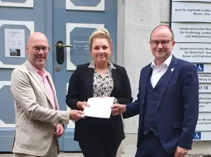 Die B&uuml;rgermeister Neidhard Varnhorn (l., Cloppenburg) und Thomas H&ouml;ffmann (Garrel) &uuml;berreichten den Antrag an Lena Erdwien vom Amt f&uuml;r regionale Landesentwicklung.