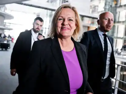 Bundesinnenministerin Nancy Faeser verl&auml;sst die Sitzung des Innenausschusses in Berlin.