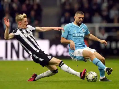 Mateo Kovacic (r) und Manchester City sind im Ligapokal an Newcastle United gescheitert.