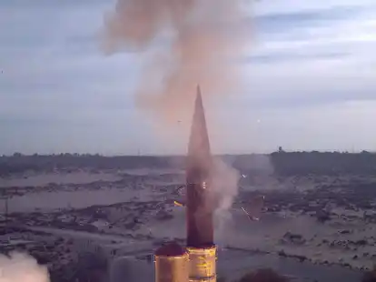 Eine &laquo;Arrow-3&raquo;-Abfangrakete startet von einem israelischen Milit&auml;rst&uuml;tzpunkt an der Mittelmeerk&uuml;ste.