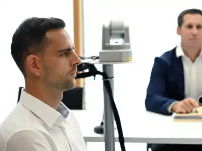 Marius Gersbeck (l) und Anwalt Markus Hausegger (r) vor Beginn des Prozesses.