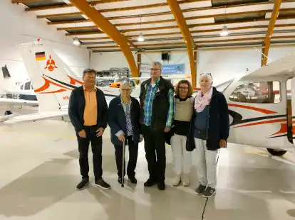 Bevor die Maschine startete: Jens Hitschke, stellvertretender Vorsitzender des VdK Hude (von links), Gewinnerin Marga Witte, Gewinner Dirk Grabhorn, VdK-Beisitzerin Iris Kracke und Gewinnerin Hannelore Weete