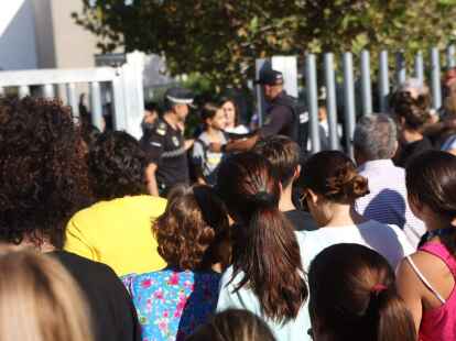 Eltern und Verwandte der Sch&uuml;ler stehen nach dem Angriff vor der Schule in Jerez de la Frontera.