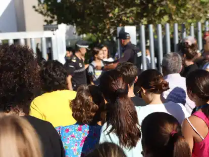 Eltern und Verwandte der Sch&uuml;ler stehen nach dem Angriff vor der Schule in Jerez de la Frontera.