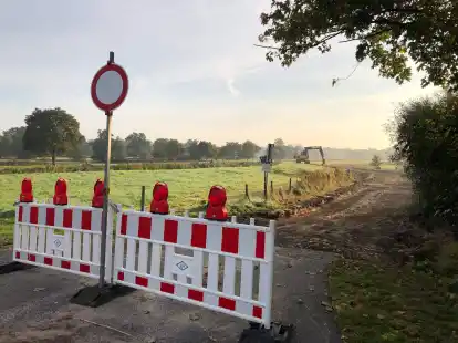 Auf der Gemeindestra&szlig;e &bdquo;Hoher Horst&ldquo; in Reepsholt werden Sch&auml;den auf 750m L&auml;nge behoben.