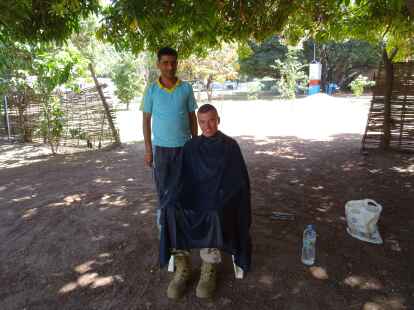 Ein schattiges Pl&auml;tzchen gen&uuml;gt: Oberst Dorfm&uuml;ller in einem Outdoor-Friseursalon.