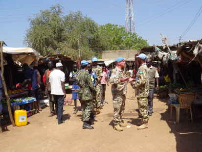 Die UN-Milit&auml;rbeobachter, hier beim Besuch eines Marktes in der Stadt Rumbek, sind an ihren hellblauen Kopfbedeckungen gut zu erkennen.