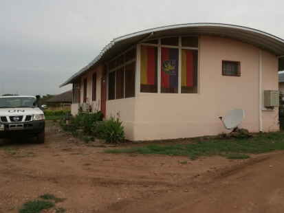 Das ist die Unterkunft von Oberst Dorfm&uuml;ller &ndash; mit Friesland-Flagge im Fenster.