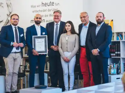 Feierliche Preisverleihung (von links): AWV-Gesch&auml;ftsf&uuml;hrer Henning Wessels, Preistr&auml;ger Abdallah Alsayed, AWV-Pr&auml;sident Tom Nietiedt, Alsayeds Ehefrau Sandra Schleidowetz, Integrationshelfer Hartmut Spieker sowie Emil Binder, Ausbilder und Werkstattleiter bei Opel Schmidt Wilhelmshaven.