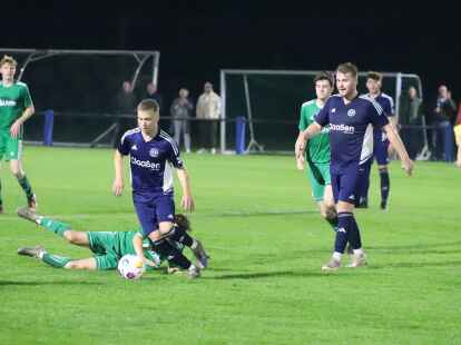 Der Zweite BW Ramsloh (blaue Trikots) trennte sich vom Spitzenreiter SV H&ouml;ltinghausen mit 1:1.