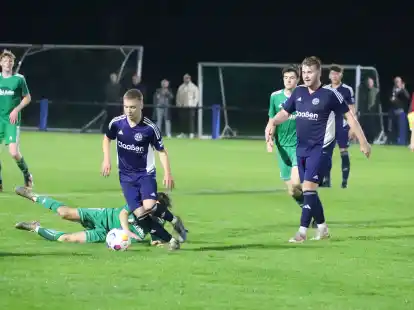 Der Zweite BW Ramsloh (blaue Trikots) trennte sich vom Spitzenreiter SV H&ouml;ltinghausen mit 1:1.