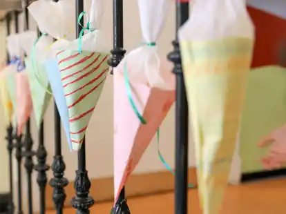 Ob in Eigenregie daheim oder in einer Eventlocation: Eine Girlande aus Schult&uuml;ten oder einzelne Zuckert&uuml;ten zaubern die richtige Schuldeko.