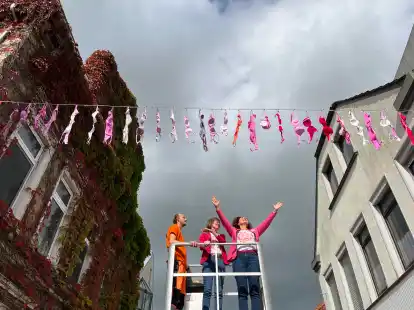 Heike Langediers (Mitte) und Birgitt Kampen-Neumann vom Team &bdquo;#MammoBis75&ldquo; durften mit einem Mitarbeiter des Bauhofs die BH-Leine von oben bewundern.