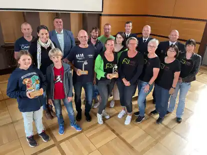 Oberb&uuml;rgermeister Carsten Feist und Klimaschutzmanager Andr&eacute; Lachmund ehrten jetzt die besten Teams und Einzelteilnehmer des Stadtradelns, darunter Sch&uuml;ler der IGS.