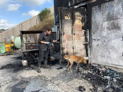 Diensthundef&uuml;hrer Polizeioberkommissar Meurer mit seinem Diensthund. Das Tier kann viele g&auml;ngige Brandbeschleuniger identifizieren und lokalisieren.