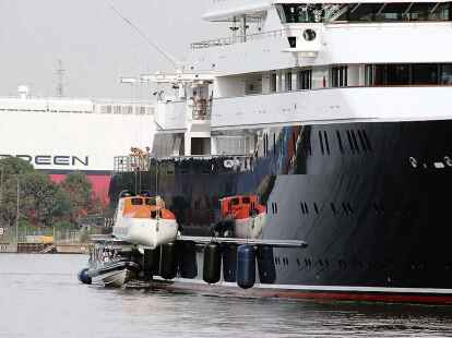 Eines der Tenderboote wird abgesetzt.