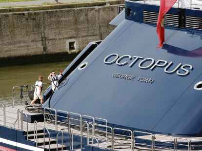 Am Heck der &bdquo;Octopus&ldquo; treffen Crewmitglieder die Vorbereitungen zum Anlegen an einer Kaje der Bremerhavener Lloyd Werft. Hier bleibt das Schiff mehrere Monate.