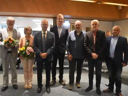 Wechsel im Hatter Gemeinderat: (von links)  Michael Mayer und Karin Mayer-Rosenbohm (Gr&uuml;ne) schieden aus und wurden von B&uuml;rgermeister Guido Heinisch und dem Ratsvorsitzenden Johannes gro&szlig;e Beilage verabschiedet. Nachr&uuml;cker sind Michael Peters und Martin Vollmer; ganz rechts: stellvertretender Ratsvorsitzender Stefan Lustig.
