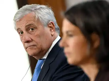 Der italienische Au&szlig;enminister Antonio Tajani und seine deutsche Amtskollegin Annalena Baerbock in Berlin. Rom kritisiert deutsche Finanzhilfe f&uuml;r zivile Seenotretter.