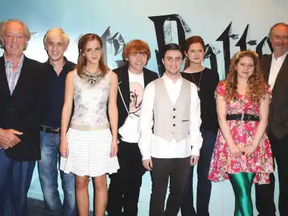 Schauspieler Sir Michael Gambon (l.) und weitere Darsteller - darunter  Emma Watson und Daniel Radcliffe - im Juli 2009 bei der Vorstellung des Films  &laquo;Harry Potter und der Halbblutprinz&raquo; in London.