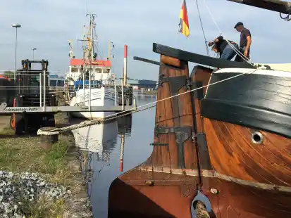 Die Tjalk auf Stippvisite in der ehemaligen Staatswerft, heute Bauhof und Werkst&auml;ttengel&auml;nde von Niedersachsen-Ports.