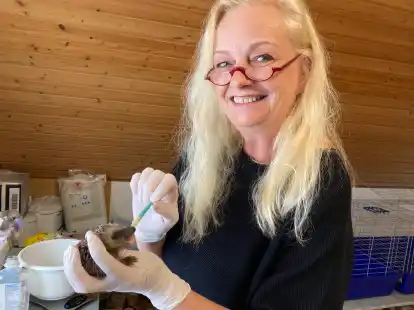 In Hohenkirchen p&auml;ppelt Jolanta Kinski (53) kranke oder verletzte Igel auf, um sie sp&auml;ter wieder in der Natur auszusetzen.