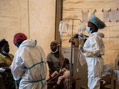 Gesundheitspersonal behandelt Cholera-Patienten im Januar im Bwaila-Krankenhaus in Malawi.