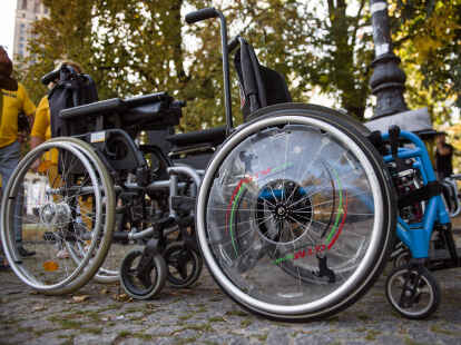 Multiple Sklerose: Ein schwerer Verlauf kann zu starken Einschr&auml;nkungen der Gehf&auml;higkeit f&uuml;hren. Das bedeutet jedoch nicht zwangsl&auml;ufig ein Leben im Rollstuhl.