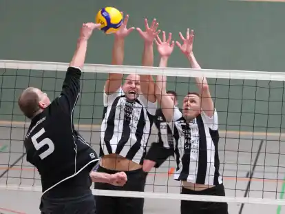 Die VTB-M&auml;nner (schwarz-wei&szlig; gestreifte Trikots) steigen wieder zum Block hoch.