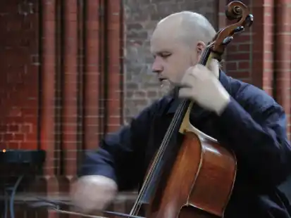 Barockcellist Ludwig Frankmar spielt auf einem Instrument von 1756.