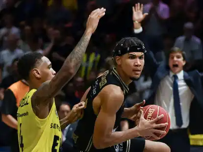 Brandon Tischler (r) und sein Team gewannen das Niedersachsen-Duell gegen Oldenburg.